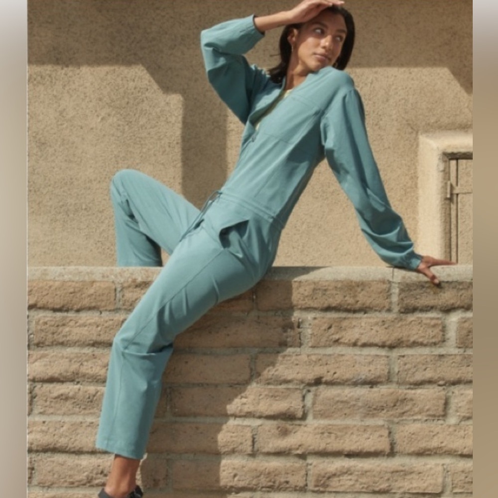 NEW Lululemon Ventlight Zippered Jumpsuit
Tidewater Teal 10
